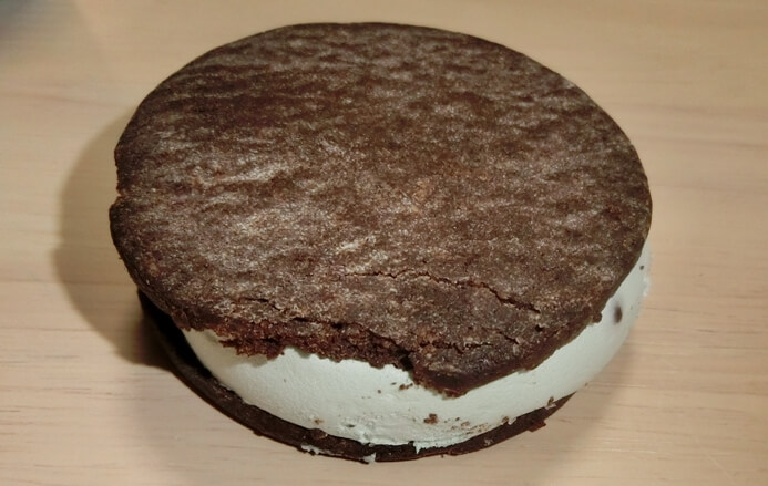 シャトレーゼの ココア香るクッキーサンドアイス は最高のバランス 偏食王のグルメ雑記